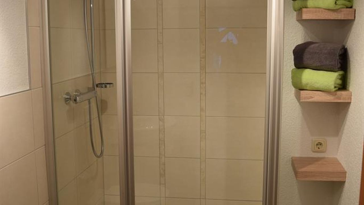 Bad mit Dusche Bad mit Dusche